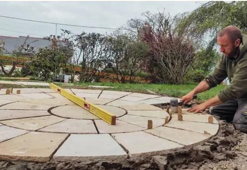 a circular patio being laid by Nick fro Bluestone Landscaping